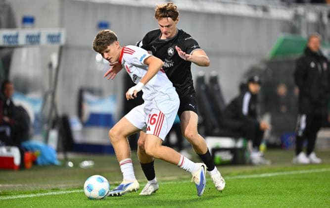 23.09.2025 - Fussball - Saison 2025 2026 - Regionalliga Bayern - 10. Spieltag: SpVgg Greuther Fürth Fuerth II U23 ( Kleeblatt ) - 1. FC Nürnberg II FCN ( Club ) - - xwoxzix - Kristian Mandic (36, 1. FC Nürnberg FCN II ) vor Lado Akhalaia (24, SpVgg Greuther Fürth II )