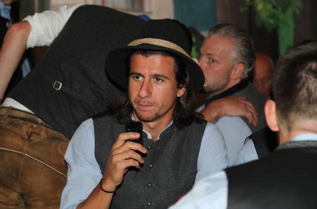 Fussball, Herren, 3.Liga, Saison 2025 2026, TSV 1860 München, offizieller Wiesnbesuch, Hacker-Festzelt Tunay Deniz (TSV 1860 München) mit Trachtenhut