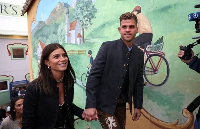 Fussball, Herren, 3.Liga, Saison 2025 2026, TSV 1860 München, offizieller Wiesnbesuch, Hacker-Festzelt Florian Niederlechner (TSV 1860 München) mit Begleitung bei der Ankunft