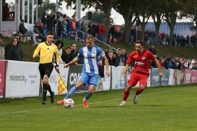 23.09.2025, xjcx, Herren, Fussball, Saison 2025 2026, Regionalliga Bayern, 9. Spieltag: TSV Aubstadt - FV Illertissen Max Zeller ( 2, FV Illertissen) und Severo Sturm ( 11, TSV Aubstadt) Sulzfeld Schulstadion Aubstadt Bayern Deutschland