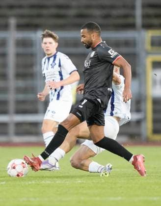 23.09.2025, Marschweg Stadion, Oldenburg, GER, Niedersachsenpokal-Viertelfinale: VfB Oldenburg vs SV Meppen, Erik Zenga (SV Meppen 8) DFL REGULATIONS PROHIBIT ANY USE OF PHOTOGRAPHS AS IMAGE SEQUENCES AND OR QUASI-VIDEO. Oldenburg Niedersachsen Deutschland Marschweg Stadion