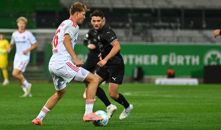 23.09.2025 - Fussball - Saison 2025 2026 - Regionalliga Bayern - 10. Spieltag: SpVgg Greuther Fürth Fuerth II U23 ( Kleeblatt ) - 1. FC Nürnberg II FCN ( Club ) - - xwoxzix - Eric Porstner (16, 1. FC Nürnberg FCN II ) vor Adem Imeri (17, SpVgg Greuther Fürth II )
