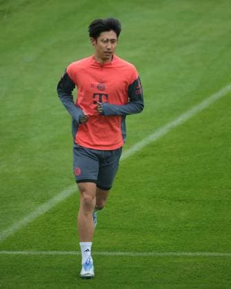 23.09.2025, FC Bayern Training, Saebenerstrasse Muenchen, Fussball, im Bild: Hiroki Ito (FC Bayern Muenchen) joggt
