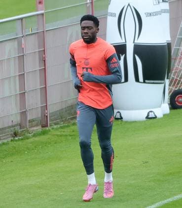23.09.2025, FC Bayern Training, Saebenerstrasse Muenchen, Fussball, im Bild: Alphons Davies (FC Bayern Muenchen) joggt