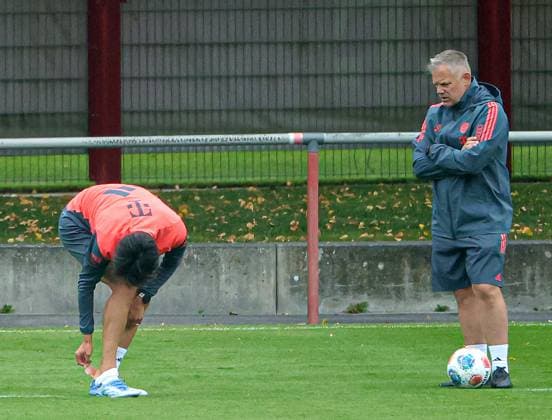 23.09.2025, FC Bayern Training, Saebenerstrasse Muenchen, Fussball, im Bild: Hiroki Ito (FC Bayern Muenchen) schaut auf sein grosse Pflaster, und Benjamin Sommer (FC Bayern Muenchen) beobachtet