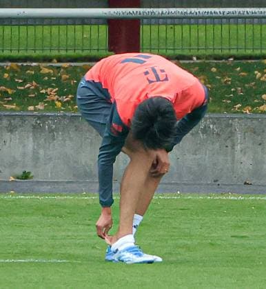 23.09.2025, FC Bayern Training, Saebenerstrasse Muenchen, Fussball, im Bild: Hiroki Ito (FC Bayern Muenchen) schaut auf sein Pflaster