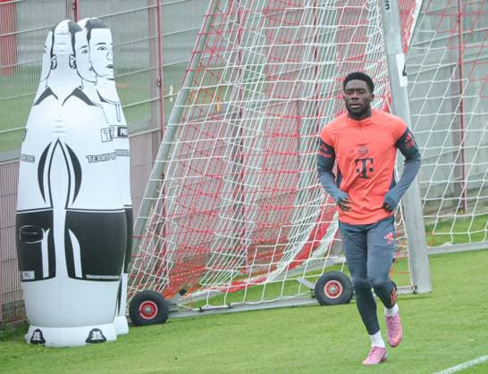 23.09.2025, FC Bayern Training, Saebenerstrasse Muenchen, Fussball, im Bild: Alphons Davies (FC Bayern Muenchen) joggt