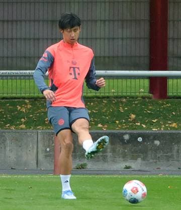 23.09.2025, FC Bayern Training, Saebenerstrasse Muenchen, Fussball, im Bild: Hiroki Ito (FC Bayern Muenchen) am Ball