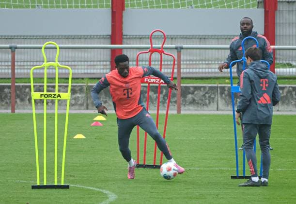 23.09.2025, FC Bayern Training, Saebenerstrasse Muenchen, Fussball, im Bild: Alphons Davies (FC Bayern Muenchen), Floribert NGalula (FC Bayern Muenchen) und Simon Martinello (FC Bayern Muenchen)