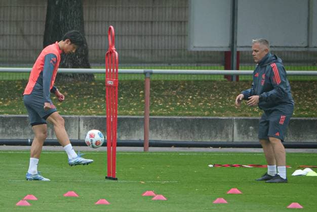 23.09.2025, FC Bayern Training, Saebenerstrasse Muenchen, Fussball, im Bild: Hiroki Ito (FC Bayern Muenchen) und Benjamin Sommer (FC Bayern Muenchen)