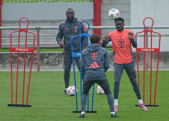 23.09.2025, FC Bayern Training, Saebenerstrasse Muenchen, Fussball, im Bild: Floribert N?Galula (FC Bayern Muenchen), Simon Martinello (FC Bayern Muenchen) und Alphons Davies (FC Bayern Muenchen)