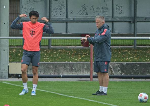 23.09.2025, FC Bayern Training, Saebenerstrasse Muenchen, Fussball, im Bild: Hiroki Ito (FC Bayern Muenchen) und Benjamin Sommer (FC Bayern Muenchen)