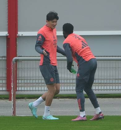 23.09.2025, FC Bayern Training, Saebenerstrasse Muenchen, Fussball, im Bild: Min-Jae Kim (FC Bayern Muenchen) gruesst Alphons Davies (FC Bayern Muenchen)