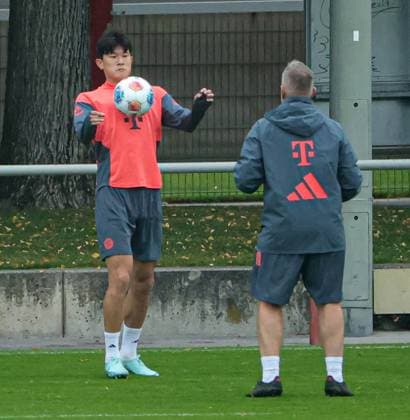 23.09.2025, FC Bayern Training, Saebenerstrasse Muenchen, Fussball, im Bild: Min-Jae Kim (FC Bayern Muenchen) und Benjamin Sommer (FC Bayern Muenchen)