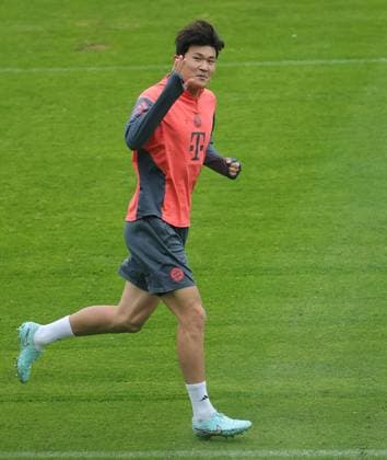 23.09.2025, FC Bayern Training, Saebenerstrasse Muenchen, Fussball, im Bild: Min-Jae Kim (FC Bayern Muenchen) gruesst freundlich