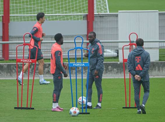 23.09.2025, FC Bayern Training, Saebenerstrasse Muenchen, Fussball, im Bild: Hiroki Ito (FC Bayern Muenchen), Alphons Davies (FC Bayern Muenchen), Floribert NGalula (FC Bayern Muenchen), und Simon Martinello (FC Bayern Muenchen)