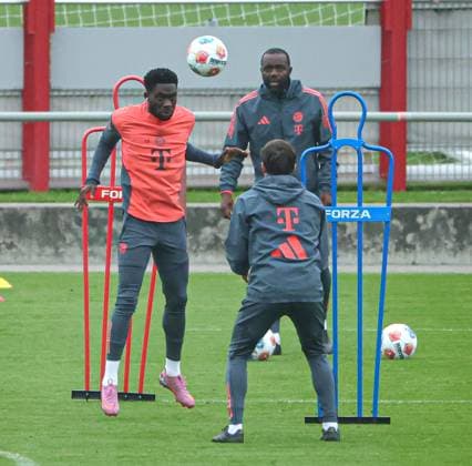 23.09.2025, FC Bayern Training, Saebenerstrasse Muenchen, Fussball, im Bild: Alphons Davies (FC Bayern Muenchen), Floribert NGalula (FC Bayern Muenchen) und Simon Martinello (FC Bayern Muenchen)