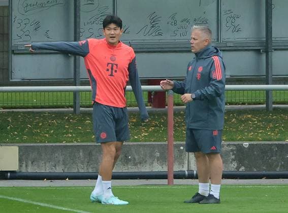 23.09.2025, FC Bayern Training, Saebenerstrasse Muenchen, Fussball, im Bild: Min-Jae Kim (FC Bayern Muenchen) und Benjamin Sommer (FC Bayern Muenchen)