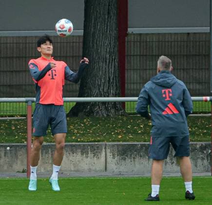 23.09.2025, FC Bayern Training, Saebenerstrasse Muenchen, Fussball, im Bild: Min-Jae Kim (FC Bayern Muenchen) und Benjamin Sommer (FC Bayern Muenchen)