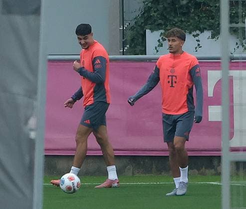 23.09.2025, FC Bayern Training, Saebenerstrasse Muenchen, Fussball, im Bild: Aleksandar Pavlovic (FC Bayern Muenchen) und Tom Bischof (FC Bayern Muenchen)