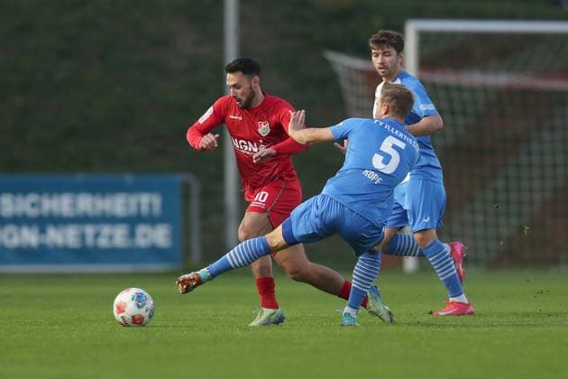 23.09.2025, xjcx, Herren, Fussball, Saison 2025 2026, Regionalliga Bayern, 9. Spieltag: TSV Aubstadt - FV Illertissen Timo Pitter ( 10, TSV Aubstadt) und Alexander Kopf ( 5, FV Illertissen) Sulzfeld Schulstadion Aubstadt Bayern Deutschland