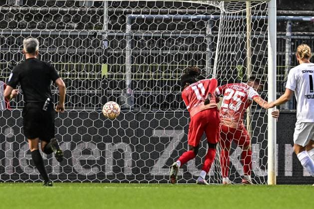 Wuerzburger Kickers gegen TSV Schwaben Augsburg, Wuerzburg, 23.09.2025 Simon Langner (Wuerzburger Kickers 35) im Aussenetz und Cherif Cisse (Wuerzburger Kickers 11) trifft zum 2:0 , Wuerzburg, 23.09.2025 - 10. Spieltag der Regionalliga Bayern, Wuerzburger Kickers gegen TSV Schwaben Augsburg, Wuerzburg Akon Arena Copyright: xBEAUTIFULxSPORTS Märklx