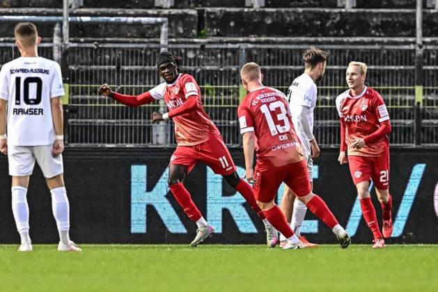 Wuerzburger Kickers gegen TSV Schwaben Augsburg, Wuerzburg, 23.09.2025 Jubel bei Cherif Cisse (Wuerzburger Kickers 11) und Wuerzburg nach dem 2:0 , Wuerzburg, 23.09.2025 - 10. Spieltag der Regionalliga Bayern, Wuerzburger Kickers gegen TSV Schwaben Augsburg, Wuerzburg Akon Arena Copyright: xBEAUTIFULxSPORTS Märklx