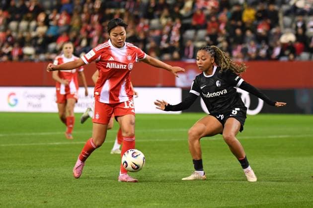 Momoko Tanikawa (18 Bayern) uund Nicole Ojukwu (6 Freiburg) in Aktion beim Google Pixel Frauen Bundesligaspiel FC Bayern München - SC Freiburg am 23.09.2025. München FC Bayern Campus Bayern Deutschland