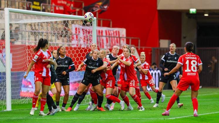Team (FC Bayern München) und Team (SC Freiburg) beim Eckstoß beim Spiel zwischen FC Bayern München v SC Freiburg, Fußball, Frauen, Google Pixel Frauen-Bundesliga, 2025 2026, 4.Spieltag am 23.09.2025 in München, FC Bayern Campus. DFL and DFB regulations prohibit any use of photographs as image sequences and or quasi-video. Bayern Deutschland