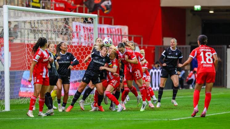 Team (FC Bayern München) und Team (SC Freiburg) beim Eckstoß beim Spiel zwischen FC Bayern München v SC Freiburg, Fußball, Frauen, Google Pixel Frauen-Bundesliga, 2025 2026, 4.Spieltag am 23.09.2025 in München, FC Bayern Campus. DFL and DFB regulations prohibit any use of photographs as image sequences and or quasi-video. Bayern Deutschland