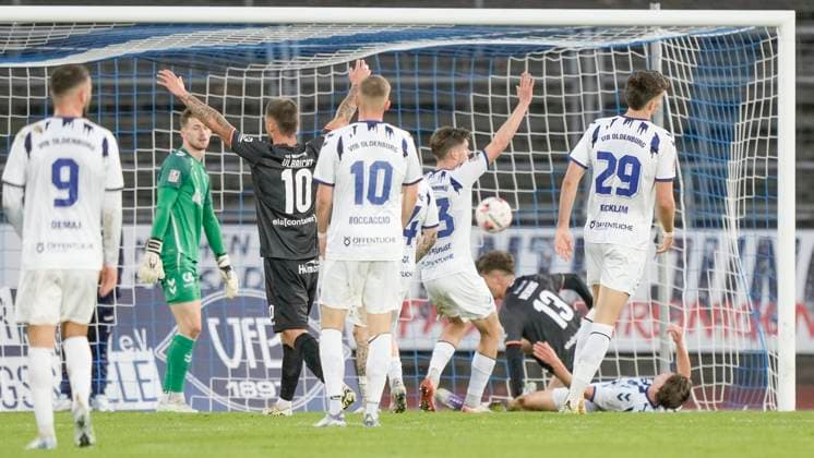 23.09.2025, Marschweg Stadion, Oldenburg, GER, Niedersachsenpokal-Viertelfinale: VfB Oldenburg vs SV Meppen, Ball im Netz, 0:2 von Jonathan Wensing (SV Meppen 13) DFL REGULATIONS PROHIBIT ANY USE OF PHOTOGRAPHS AS IMAGE SEQUENCES AND OR QUASI-VIDEO. Oldenburg Niedersachsen Deutschland Marschweg Stadion