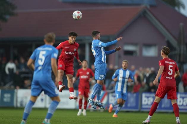 23.09.2025, xjcx, Herren, Fussball, Saison 2025 2026, Regionalliga Bayern, 9. Spieltag: TSV Aubstadt - FV Illertissen Marcel Fischer ( 30, TSV Aubstadt) und Marco Hingerl ( 25, FV Illertissen) Sulzfeld Schulstadion Aubstadt Bayern Deutschland