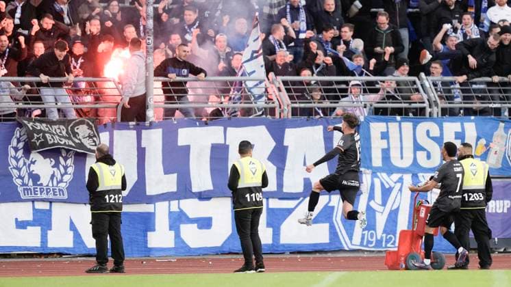 23.09.2025, Marschweg Stadion, Oldenburg, GER, Niedersachsenpokal-Viertelfinale: VfB Oldenburg vs SV Meppen, nach seinem 0:2-Tor, Jonathan Wensing (SV Meppen 13) beim Luftsprung vor den Fans DFL REGULATIONS PROHIBIT ANY USE OF PHOTOGRAPHS AS IMAGE SEQUENCES AND OR QUASI-VIDEO. Oldenburg Niedersachsen Deutschland Marschweg Stadion