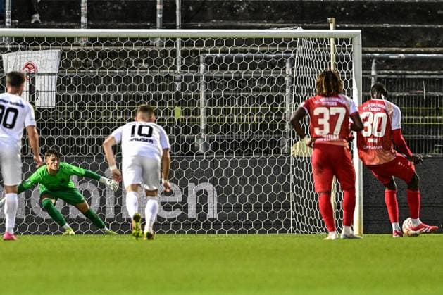 Wuerzburger Kickers gegen TSV Schwaben Augsburg, Wuerzburg, 23.09.2025 Tarsis Bonga (Wuerzburger Kickers 30) schickt Maximilian Reil (TSV Schwaben Augsburg, 35) in die falsche Ecke und verwandelt Elfmeter zum 3:0 , Wuerzburg, 23.09.2025 - 10. Spieltag der Regionalliga Bayern, Wuerzburger Kickers gegen TSV Schwaben Augsburg, Wuerzburg Akon Arena Copyright: xBEAUTIFULxSPORTS Märklx