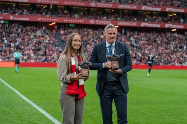 Jamie Carragher & Joelle Murray receiving the one man award before La Liga game between Athletic de Bilbao and Girona at San Mamés, Bilbao, Spain.  Copyright: xAndresxLopezxSheridanxx xSPPx Sportspressphoto_SPR30423