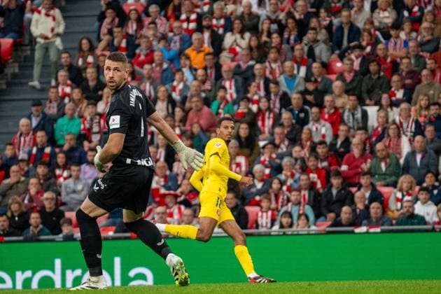 Unai Simon (N1) staring at the ball after Ounahi (N18) shooting to score during La Liga game between Athletic de Bilbao and Girona at San Mamés, Bilbao, Spain.  Copyright: xAndresxLopezxSheridanxx xSPPx Sportspressphoto_SPR30426