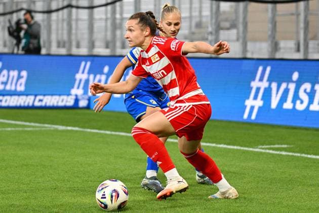Fußball I Frauen I Saison 2025-2026 I Bundesliga I 4. Spieltag I FC Carl Zeiss Jena - 1. FC Union Berlin I 23.09.2025 Sophie Weidauer (9, 1. FC Union Berlin) im Zweikampf gegen Steffi Schmid (20, FC Carl Zeiss Jena) Jena Ernst-Abbe-Sportfeld, ad hoc Arena Thüringen Deutschland Copyright: xLobeca InesxHähnelx