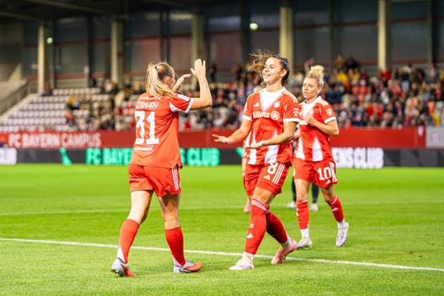 Georgia Stanway (31 FC Bayern) und Lena Oberdorf (8 Bayern) jubeln über das Tor zum 2-0 beim Google Pixel Frauen Bundesligaspiel FC Bayern München - SC Freiburg am 23.09.2025. München FC Bayern Campus Deutschland
