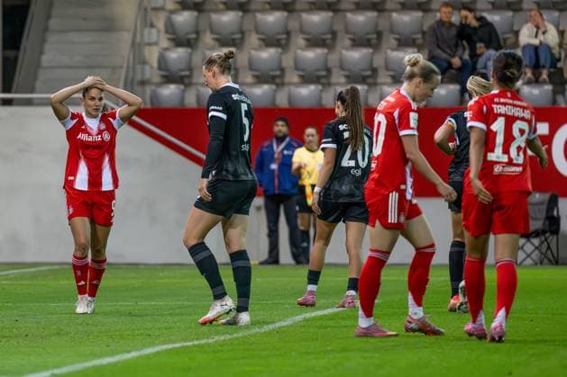 Jovana Damnjanovic (FC Bayern Muenchen Frauen, 09) aergert sich ueber eine vergebene Torchance FC Bayern Muenchen Frauen vs. SC Freiburg, Fussball, Google Pixel Frauen-Bundesliga, 4. Spieltag, Saison 2025 2026, 23.09.2025. (DFL DFB REGULATIONS PROHIBIT ANY USE OF PHOTOGRAPHS as IMAGE SEQUENCES and or QUASI-VIDEO). FC Bayern Muenchen Frauen vs. SC Freiburg, Fussball, Google Pixel Frauen-Bundesliga, 4. Spieltag, Saison 2025 2026, 23.09.2025. Muenchen Copyright: xEibner-Pressefoto HeikexFeinerx EP_HFR