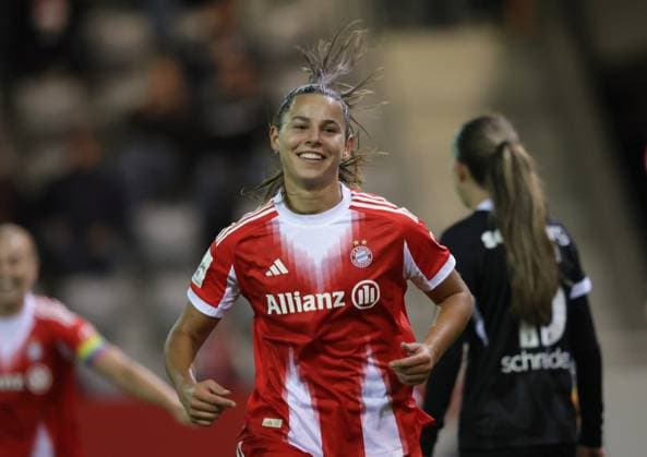 Bayerns 8 Lena OBERDORF nach ihrem Treffer zum 2:0. Frauenfussball: Muenchen - Freiburg. Frauen - Fußball - Bundesliga, FC Bayern München - SC Feiburg, 4.Spieltag, Saison 2025-2026, am 23.09.2025 in Muenchen, F C B A Y E R N C A M P U S, Deutschland. Quelle Copyright Credit : Oryk HAIST