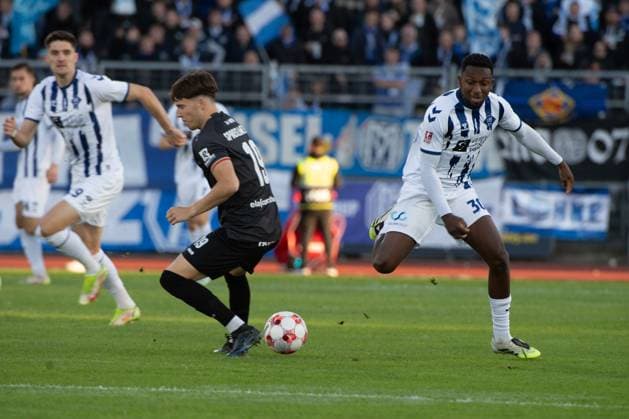 GER, Fussball, Krombacher-Niedersachsenpokal, VfB Oldenburg vs SV Meppen 23.09.2025, Marschwegstadion, Oldenburg, GER, Krombacher-Niedersachsenpokal, Viertelfinale, VfB Oldenburg vs SV Meppen, DFL regulations prohibit any use of photographs as image sequences and or quasi-video, im Bild Moses OTUALI ( VfB Oldenburg 30 ) Luis SPREKELMEYER ( SV Meppen 19 )