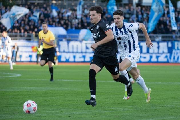 GER, Fussball, Krombacher-Niedersachsenpokal, VfB Oldenburg vs SV Meppen 23.09.2025, Marschwegstadion, Oldenburg, GER, Krombacher-Niedersachsenpokal, Viertelfinale, VfB Oldenburg vs SV Meppen, DFL regulations prohibit any use of photographs as image sequences and or quasi-video, im Bild Luis SPREKELMEYER ( SV Meppen 19 ) Mats FACKLAM( VfB Oldenburg 29 )