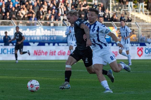 GER, Fussball, Krombacher-Niedersachsenpokal, VfB Oldenburg vs SV Meppen 23.09.2025, Marschwegstadion, Oldenburg, GER, Krombacher-Niedersachsenpokal, Viertelfinale, VfB Oldenburg vs SV Meppen, DFL regulations prohibit any use of photographs as image sequences and or quasi-video, im Bild Dominique DOMRÖSE DOMROESE ( SV Meppen 2 ) Rafael BRAND ( VfB Oldenburg 8 )