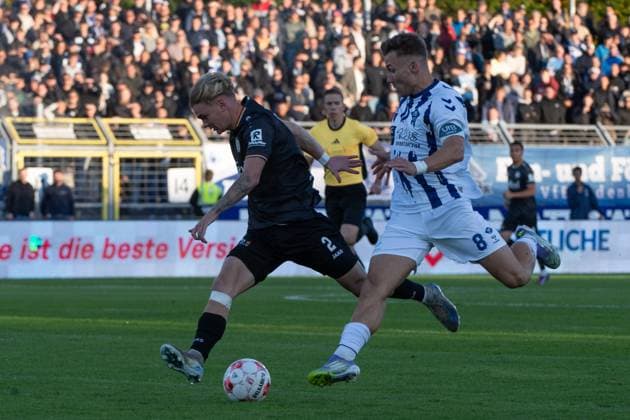 GER, Fussball, Krombacher-Niedersachsenpokal, VfB Oldenburg vs SV Meppen 23.09.2025, Marschwegstadion, Oldenburg, GER, Krombacher-Niedersachsenpokal, Viertelfinale, VfB Oldenburg vs SV Meppen, DFL regulations prohibit any use of photographs as image sequences and or quasi-video, im Bild Dominique DOMRÖSE DOMROESE ( SV Meppen 2 ) Rafael BRAND ( VfB Oldenburg 8 )