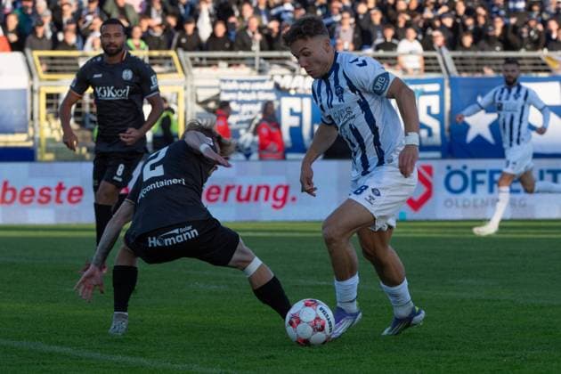 GER, Fussball, Krombacher-Niedersachsenpokal, VfB Oldenburg vs SV Meppen 23.09.2025, Marschwegstadion, Oldenburg, GER, Krombacher-Niedersachsenpokal, Viertelfinale, VfB Oldenburg vs SV Meppen, DFL regulations prohibit any use of photographs as image sequences and or quasi-video, im Bild Dominique DOMRÖSE DOMROESE ( SV Meppen 2 ) Rafael BRAND ( VfB Oldenburg 8 )