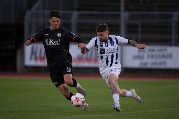 GER, Fussball, Krombacher-Niedersachsenpokal, VfB Oldenburg vs SV Meppen 23.09.2025, Marschwegstadion, Oldenburg, GER, Krombacher-Niedersachsenpokal, Viertelfinale, VfB Oldenburg vs SV Meppen, DFL regulations prohibit any use of photographs as image sequences and or quasi-video, im Bild Nico KNYSTOCK ( VfB Oldenburg 44 ) Jonathan WENSING ( SV Meppen 13 )