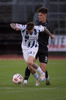 GER, Fussball, Krombacher-Niedersachsenpokal, VfB Oldenburg vs SV Meppen 23.09.2025, Marschwegstadion, Oldenburg, GER, Krombacher-Niedersachsenpokal, Viertelfinale, VfB Oldenburg vs SV Meppen, DFL regulations prohibit any use of photographs as image sequences and or quasi-video, im Bild Jonathan WENSING ( SV Meppen 13 ) Nico KNYSTOCK ( VfB Oldenburg 44 )