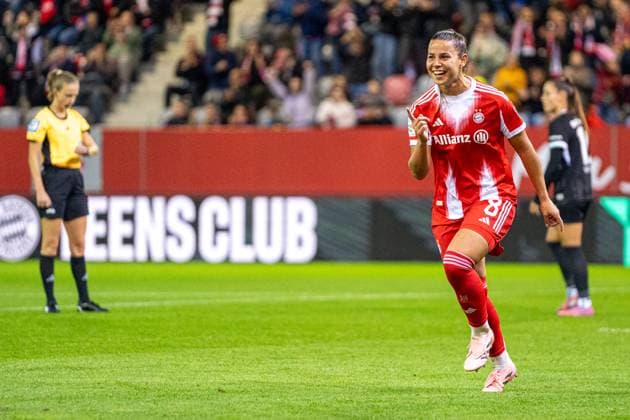 Lena Oberdorf (8 Bayern) jubelt über das Tor zum 2-0 beim Google Pixel Frauen Bundesligaspiel FC Bayern München - SC Freiburg am 23.09.2025. München FC Bayern Campus Deutschland
