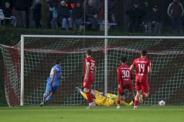 23.09.2025, xjcx, Herren, Fussball, Saison 2025 2026, Regionalliga Bayern, 9. Spieltag: TSV Aubstadt - FV Illertissen Milos Cocic ( 8, FV Illertissen) erzielt das 0:1 gegen Julian Brätz ( 24, TSV Aubstadt) Sulzfeld Schulstadion Aubstadt Bayern Deutschland