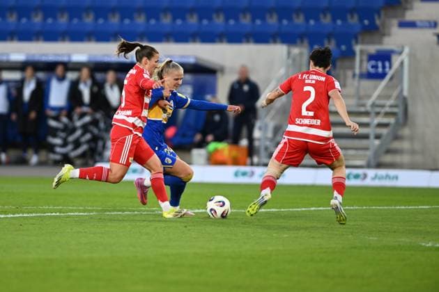 RECORD DATE NOT STATED Isabella Jaron (24; CZJ) im Zweikampf mit Tomke Schneider (2; 1. FC Union Berlin) und Katja Orschmann (5; 1. FC Union Berlin) um den Ball GPFPL FC Carl Zeiss Jena gegen 1. FC Union Berlin 23.09.2025 Copyright: xJoshuaxHildebrandtx